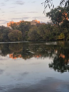 Şehir parkının güzel manzarası