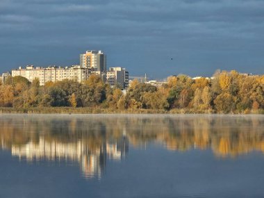 Sabahleyin nehir manzarası.