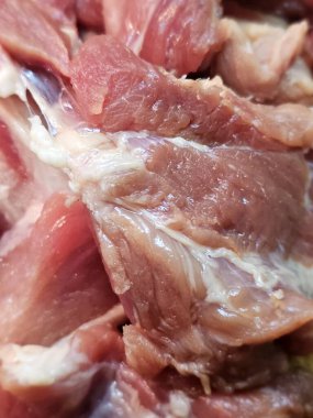 Siyah arka planda dilimlenmiş et.