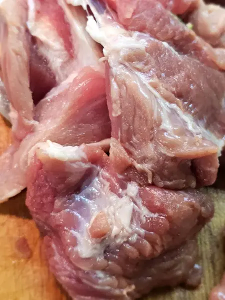 Mutfakta pişirmek için domuz eti ve baharat.