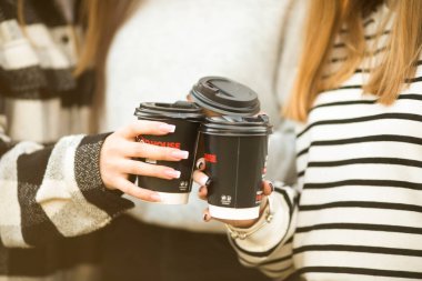 Kafede iki kız var.