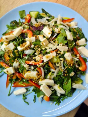 sebzeli ve peynirli salata