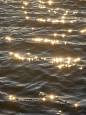 su yüzey dalgaları ile