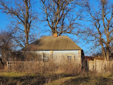 Köyde terk edilmiş eski bir ev.