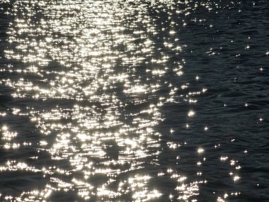 Siyah zemin üzerinde güzel deniz dalgaları