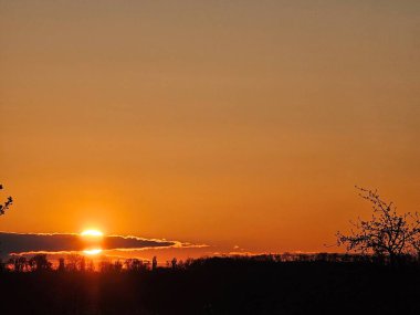Denizin üzerinde güzel bir gün batımı