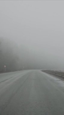 Yol sisli kış sabahında