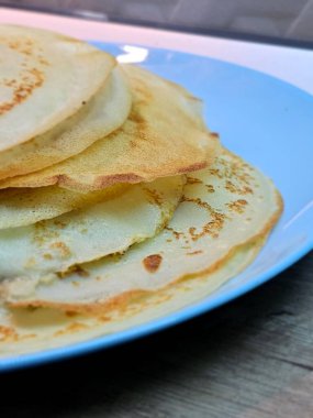 Peynirli gözleme, ekşi krema ve şurup.