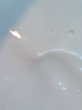 Beyaz ve gümüş sıvının soyut arkaplanı