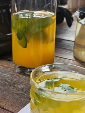 Taze limonlu bardaklar