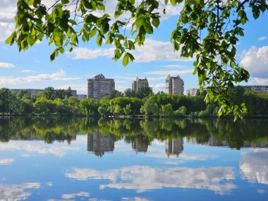 Yazın güneşli bir günde nehir manzarası.