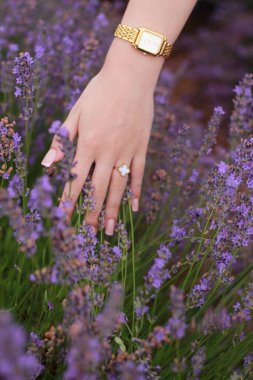 Bir demet leylak çiçeğiyle güzel bir kadın.