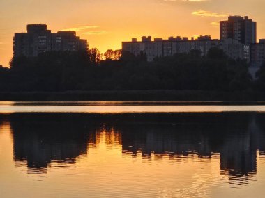 Akşamları gölün üzerinde gün batımı