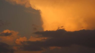 Bu, alacakaranlığa doğru ilerleyen günbatımı bulutlarının doğal hızlandırılmış halidir..