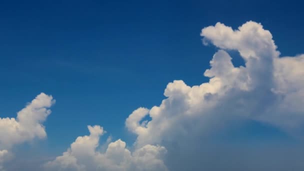 Jest Naturalny Upływ Czasu Białe Chmury Poruszające Się Niebieskim Niebie — Wideo stockowe