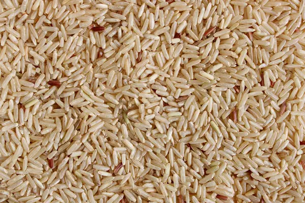 これは茶色の米粒の背景を撮影した写真です — ストック写真