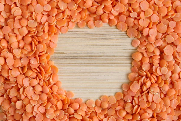 Tahtadaki mercimek tohumlarının fotoğrafı.. 