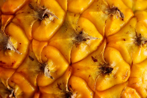 Bu, ananas meyvesi derisinin yakından çekilmiş bir fotoğrafı..