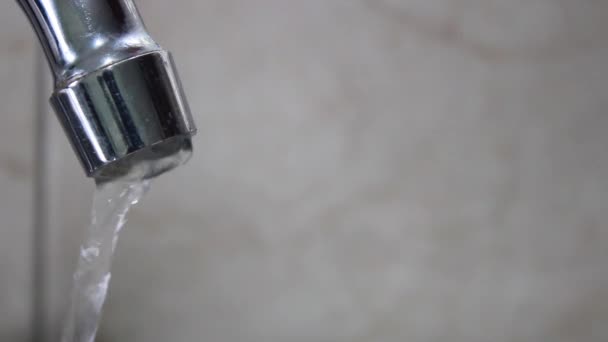 这是一张从水龙头银管子里打水的录像 — 图库视频影像