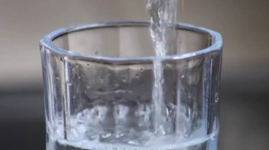 Cam bardağı, taşana kadar temiz suyla doldur.