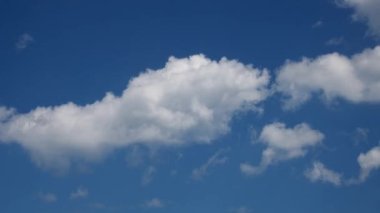 Mavi gökyüzüne doğru hareket eden beyaz bulutlar