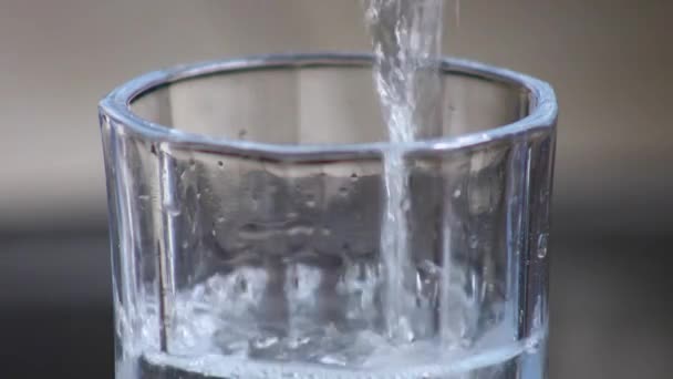 Üvegpoharat Töltök Csillogó Tiszta Vízzel Amíg Túlcsordul — Stock videók