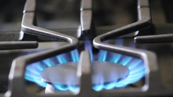 在金属烤炉下点燃煤气炉燃烧器 开始燃烧蓝色火焰 — 图库视频影像