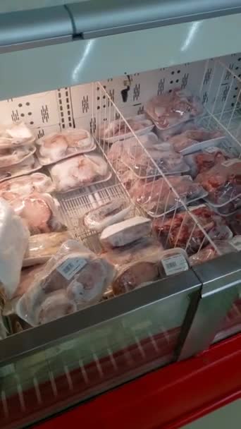 スーパーマーケットの冷蔵庫の冷凍された未加工肉のパッケージ — ストック動画