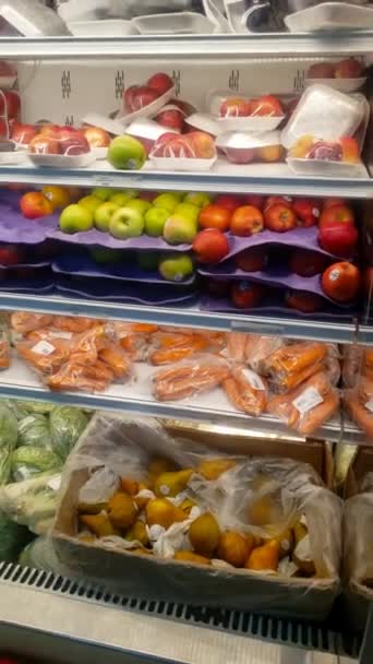 Kolorowe Warzywa Owoce Produkują Półkach Supermarketów — Wideo stockowe