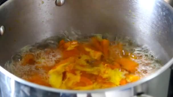ストーブの沸騰水に野菜を切った料理 — ストック動画