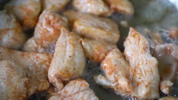 Hühnerbrustfleisch Der Pfanne Mit Heißem Aus Nächster Nähe Kochen — Stockvideo