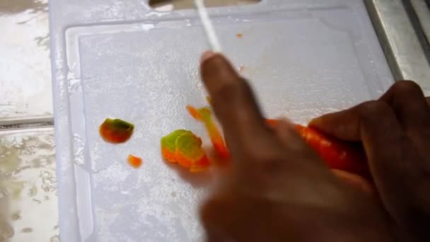 Hand Schneidet Frisches Karottengemüse Mit Messer Auf Weißem Schneidebrett — Stockvideo