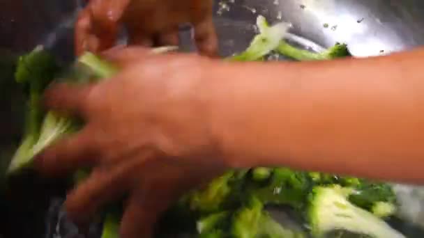 Ruční Mytí Brokolice Zelená Zelenina Vodou Stříbrném Umyvadle — Stock video