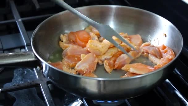 Mão Com Garfo Mexendo Lançando Carne Cortada Frigideira Fogão Cozinha — Vídeo de Stock