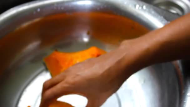 Hände Putzen Und Kürbishaut Mit Messer Küchenbecken Abschälen — Stockvideo