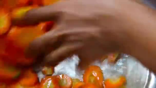 Hände Waschen Frisch Geschnittenes Karottengemüse Mit Wasser Küchenbecken — Stockvideo