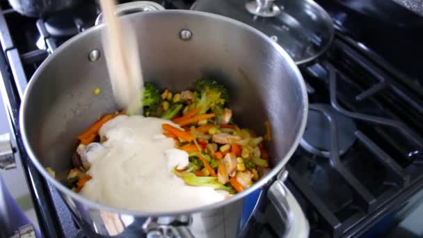 Despejando Misturando Creme Branco Com Comida Deliciosa Panela Cozinha Fogão — Vídeo de Stock