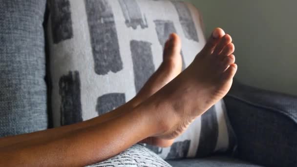 在家用沙发家具中拍拍女性的脚 — 图库视频影像