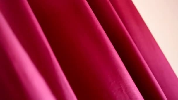 粉红雪白的窗帘在风中飘扬 — 图库视频影像