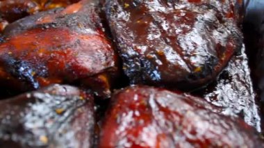 Lezzetli fırınlanmış ızgara tavuk yemeğinin video çekimi. Yakın çekim..