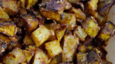 Lezzetli fırının video çekimi. Baharatlı kesilmiş patatesleri yakından çek..