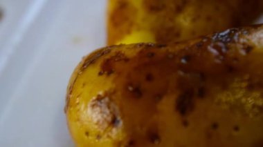 Bu, taze İrlanda patateslerinin yakın çekim videosu..