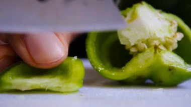Bu, mutfak bıçağıyla yeşil biberi keserken çekilmiş bir video..