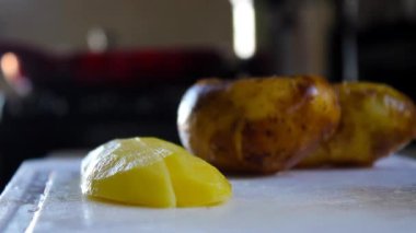 Bu, soyulmuş İrlanda patatesini mutfak bıçağıyla yakından keserken çekilmiş bir video..