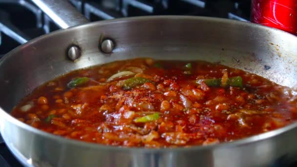 这是在厨房炉灶上用平底锅烹调美味烘豆的录像 — 图库视频影像