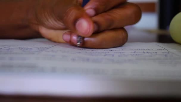 これは ログブックのページにペンで書いた女性の手の書き込みのビデオショットです — ストック動画