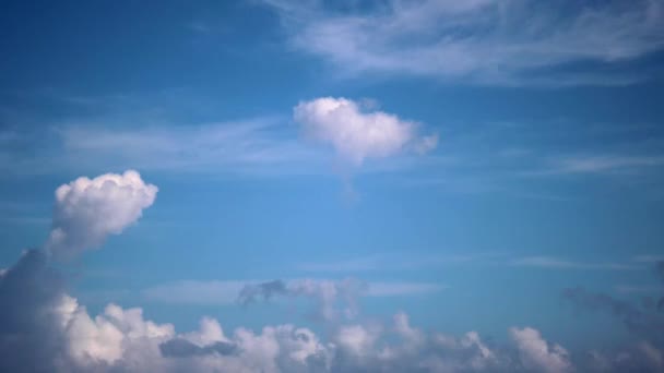 Este Video Lapso Tiempo Movimiento Esponjoso Nubes Blancas Cielo Azul — Vídeos de Stock