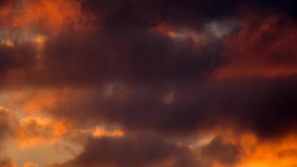 Jest Film Upływu Czasu Płynącego Pomarańczowego Zachodu Słońca Puszyste Chmury — Wideo stockowe