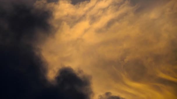 Jest Film Upływu Czasu Płynących Puszystych Ciemnych Chmur Niebie Pomarańczowymi — Wideo stockowe