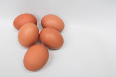 Beyaz arkaplanda beyaz renkli üç yumurta.